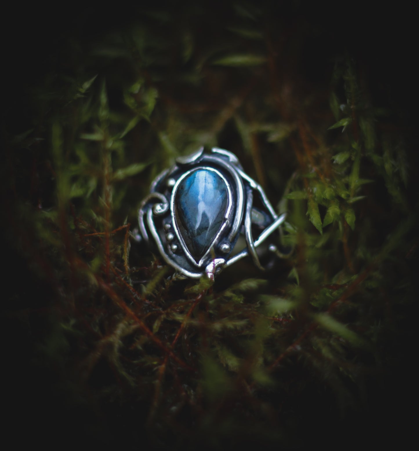 Elvish ring with Labradorite. UK size M - US size 6 1/4