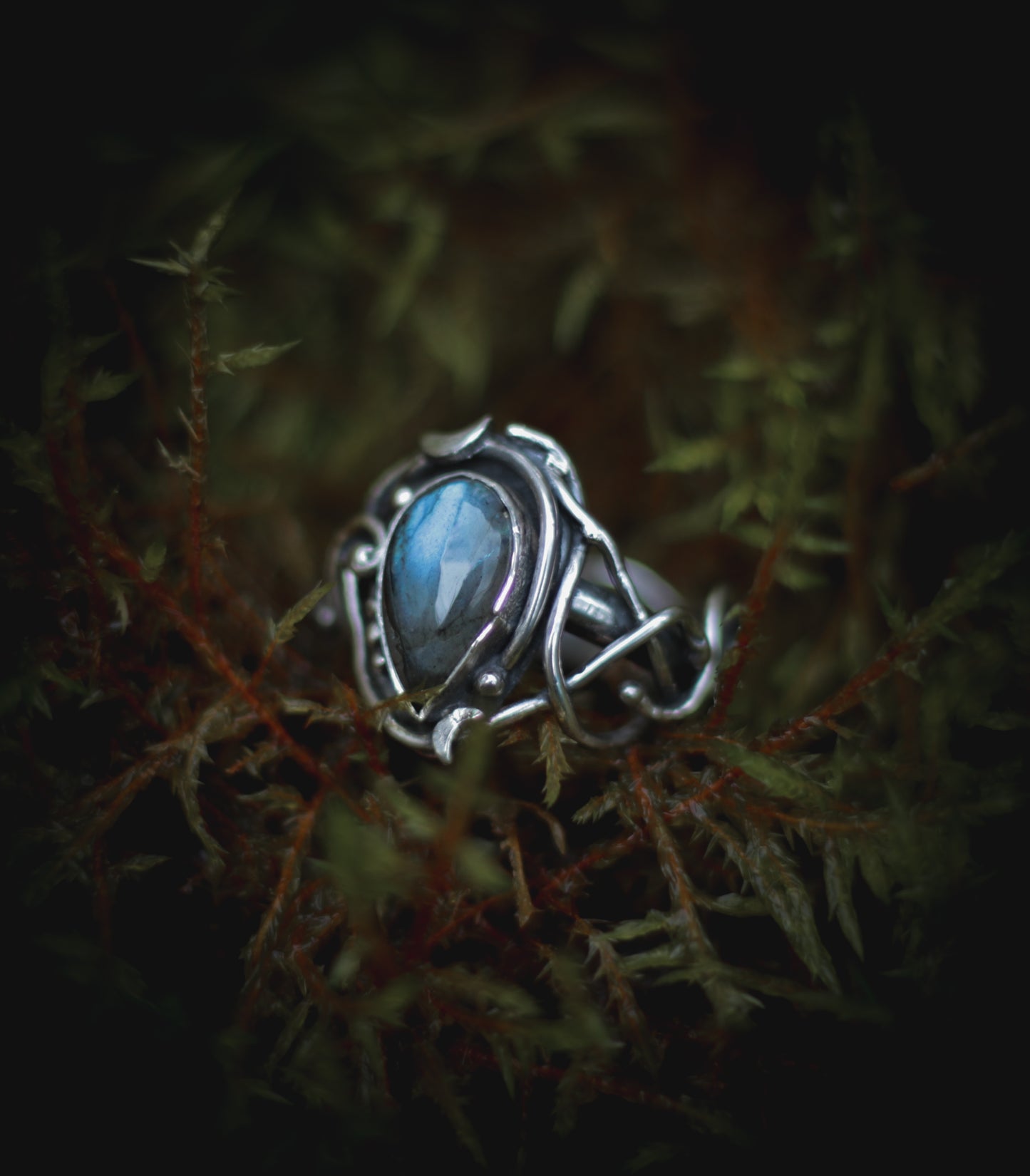 Elvish ring with Labradorite. UK size M - US size 6 1/4