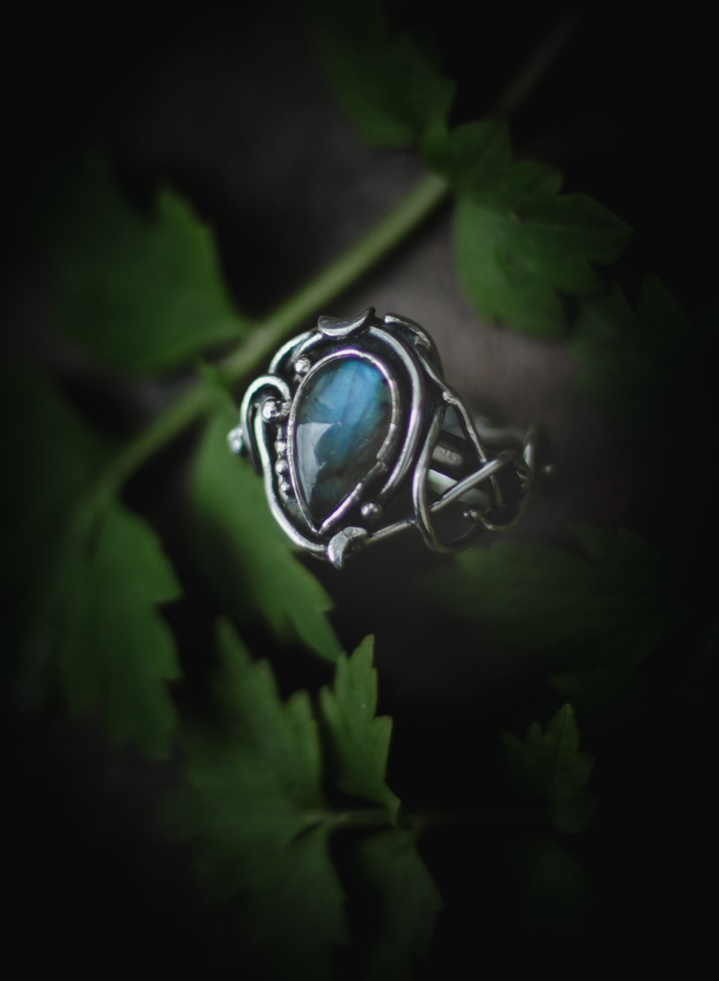 Elvish ring with Labradorite. UK size M - US size 6 1/4