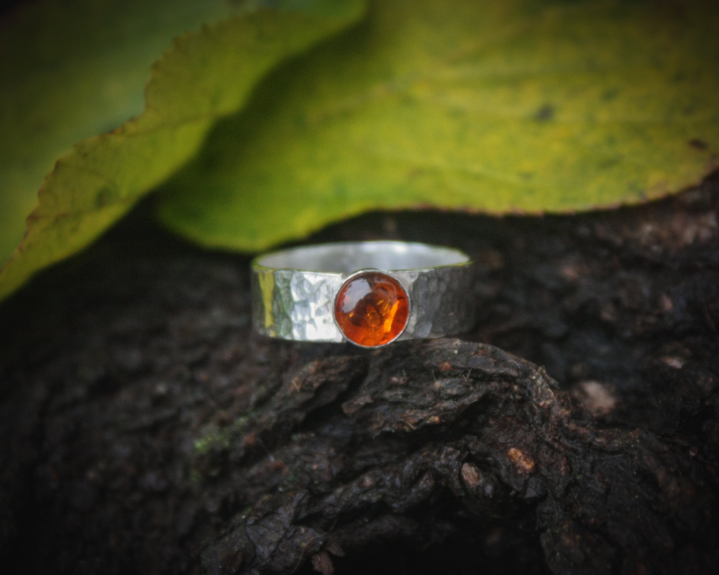 Silver band ring with Amber