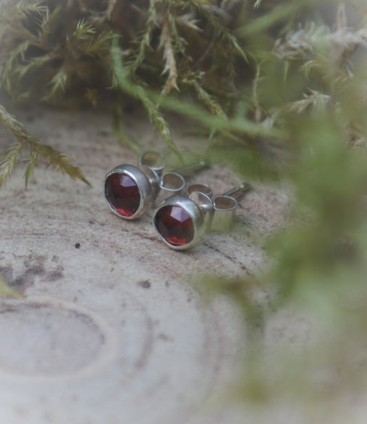 Garnet stud earrings 5mm -Rose cut