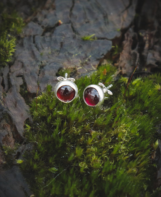 Garnet stud earrings 6mm