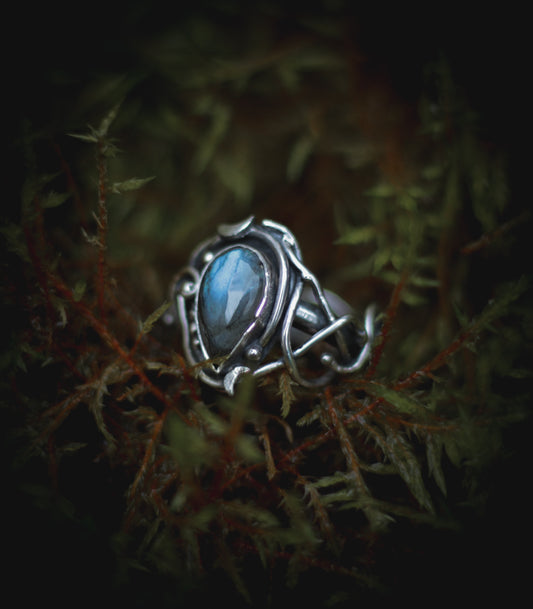 Elvish ring with Labradorite. UK size M - US size 6 1/4