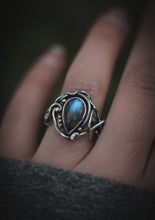Load image into Gallery viewer, Elvish ring with Labradorite. UK size M - US size 6 1/4

