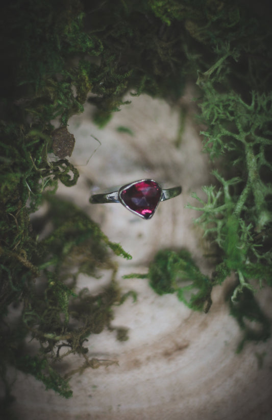 Silver Garnet ring UK size J - US size 4 3/4