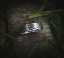 Load image into Gallery viewer, Oregano leaf ring.  UK size Q 1/4 - US size 8 1/2
