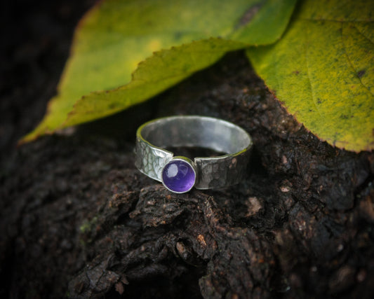 Silver band ring with Amethyst
