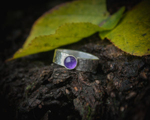 Silver band ring with Amethyst